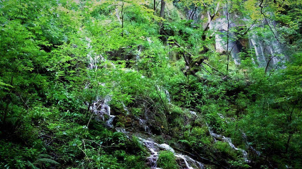 Прохладно край водопада!