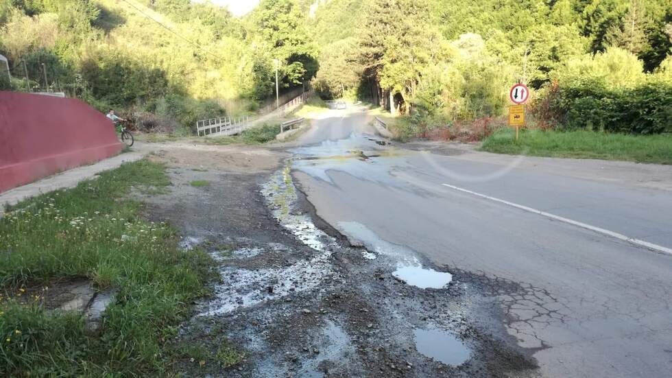 Отходна вода тече по шосето Своге - Искрец