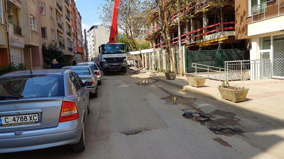 Строителна фирма редовно затваря улица в "Бели Брези", София
