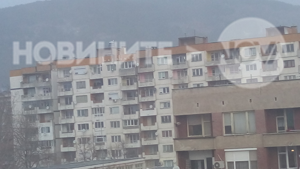 Опасност от падащи ламарини от блоковете в Сливен от силният вятър