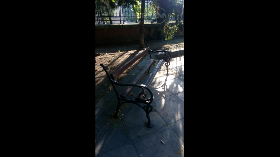 Счупени пейки във Варна