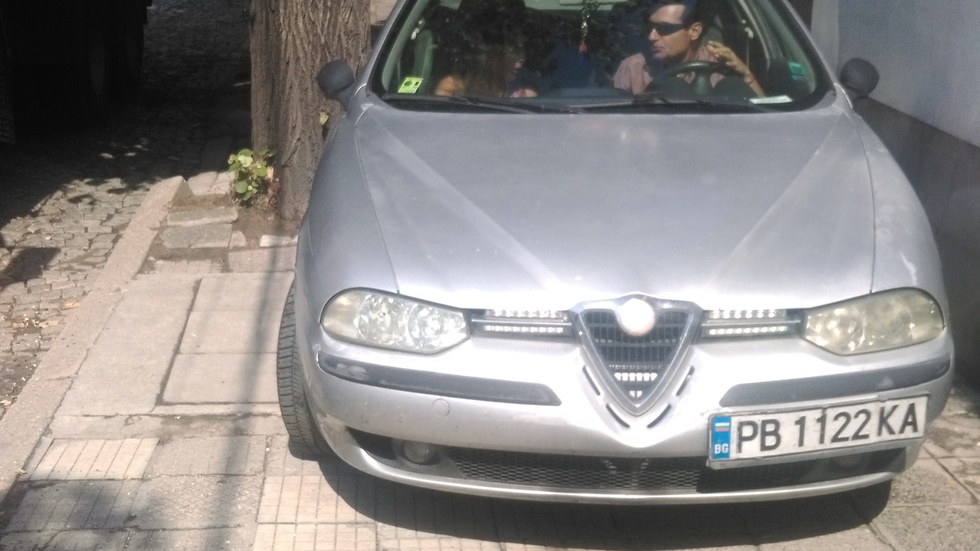 Нагъл шофьор се движи по тротоара на затворена улица за ремонт във Пловдив