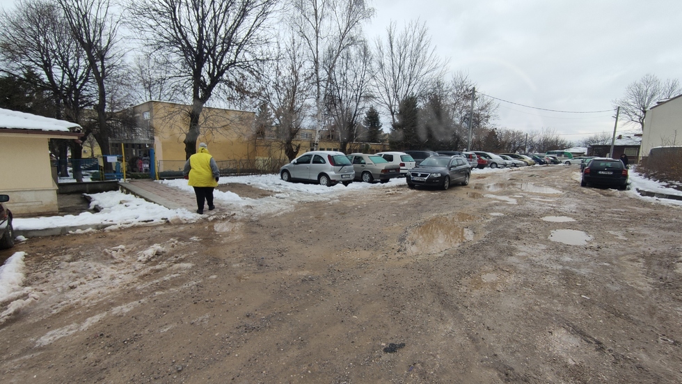 Тотално разбит и кален вход на детска градина в Хасково