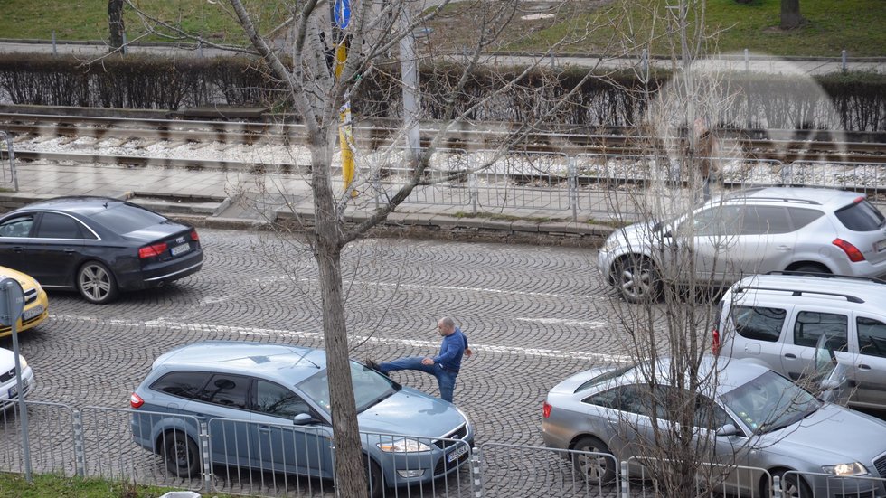 Мъж налита да бие шофьор в София