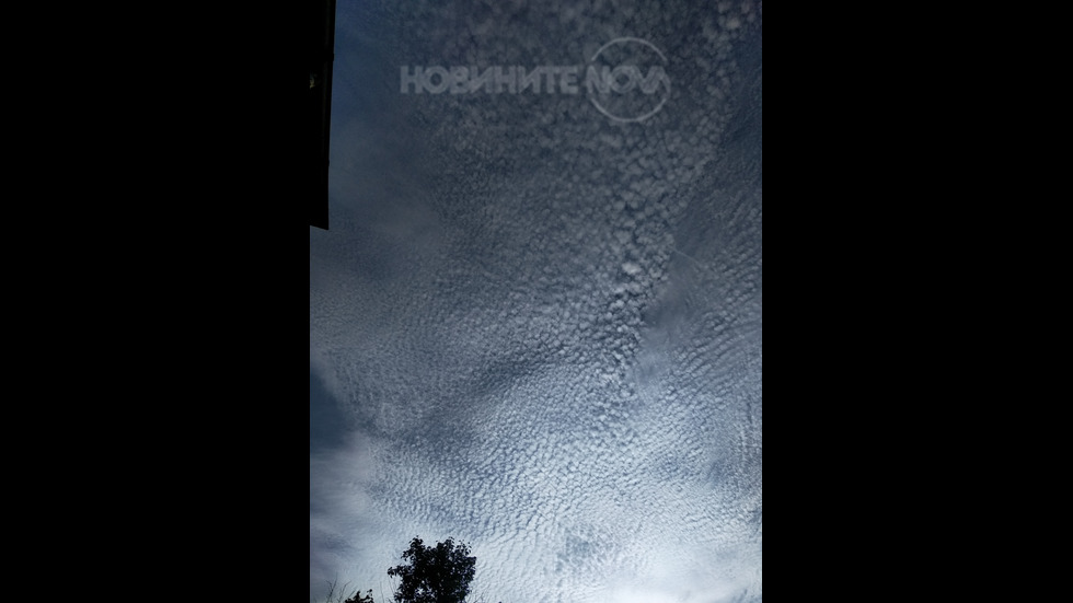 Така изглежда небето над града привечер.