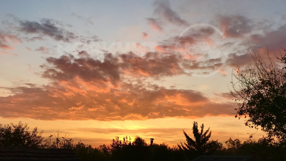 Топлите цветове на есенния изгрев