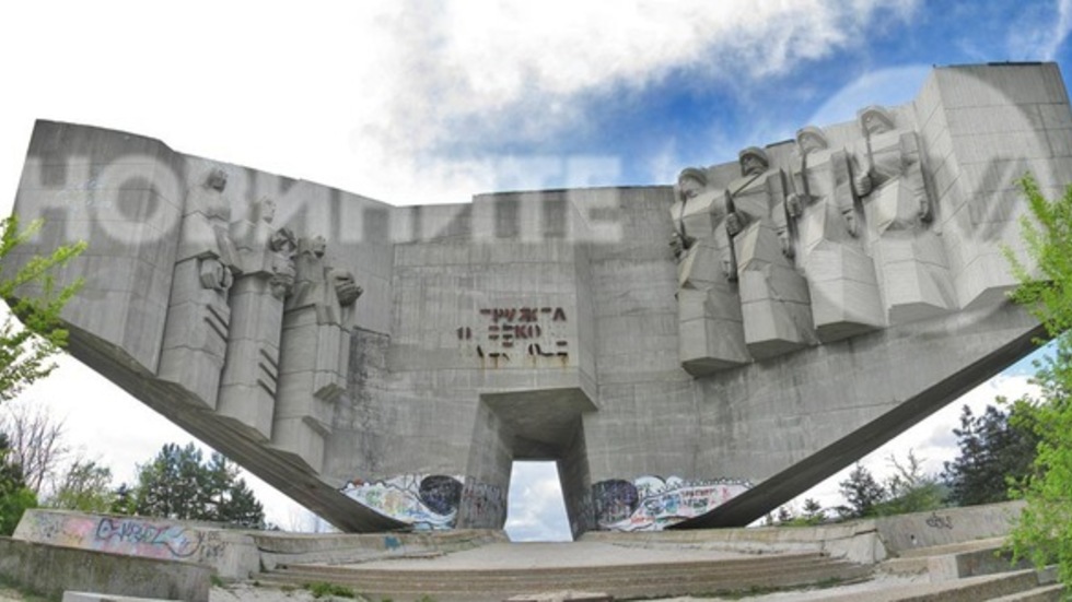 Опасен паметник във Варна