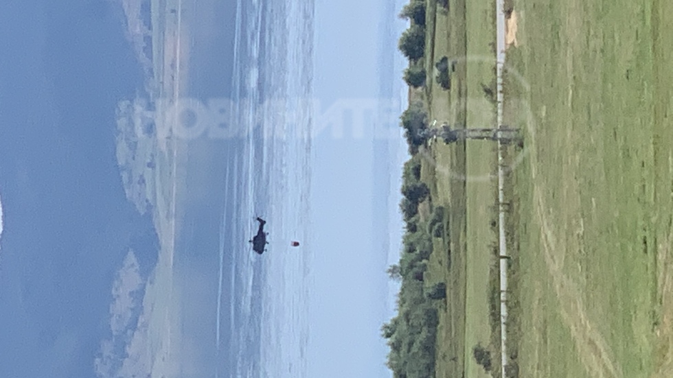 Хеликоптер зарежда вода от Язовир Бата за гасенето на пожарите