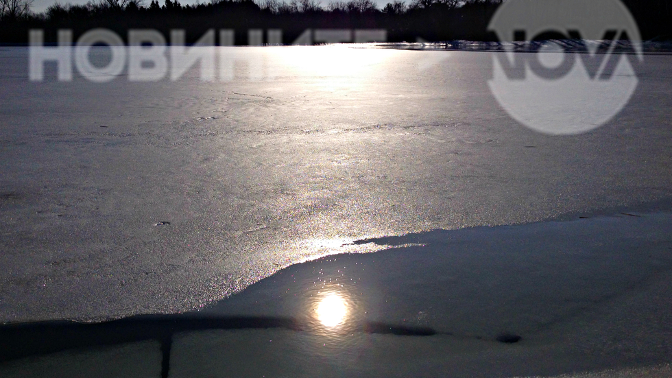 Прекрасно утро на все още заледеното езеро в Скобелев парк