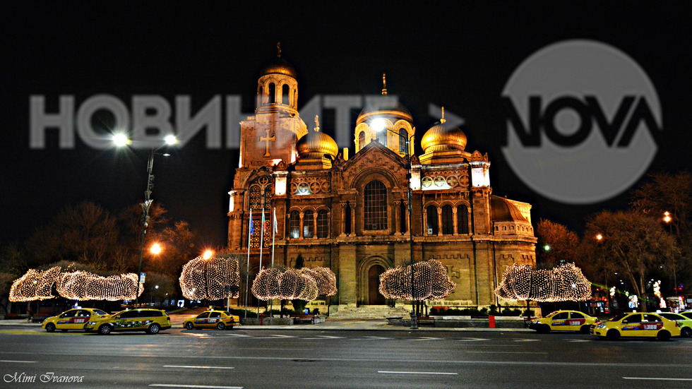 Нощна Варна, окъпана в празнична светлина