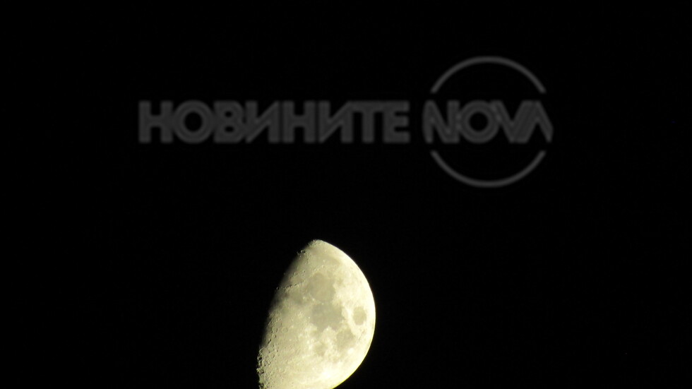 Красивата ни луна тази вечер...
