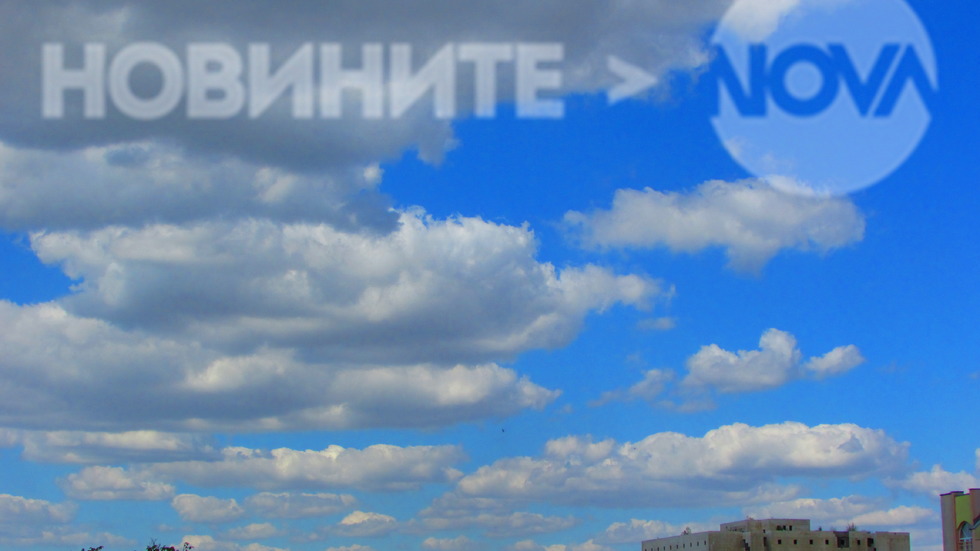 Бели облаци на синьо небе
