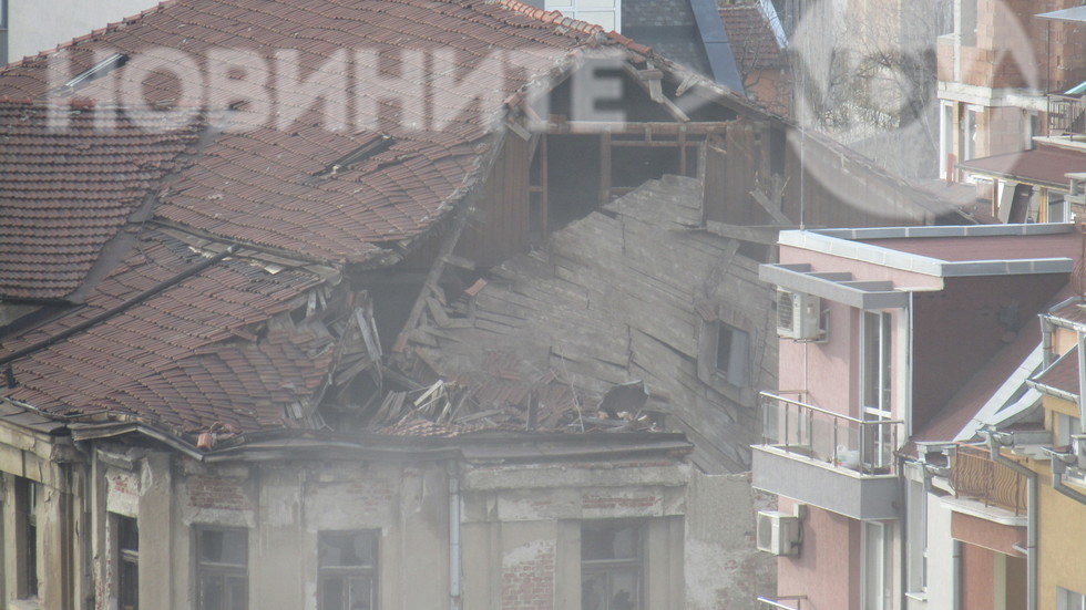 Рушаща се сграда в квартал "Банишора"!!! Падна покривът преди минути!!!