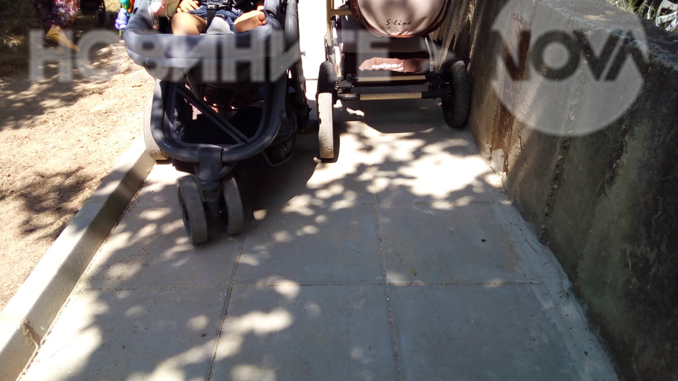 Ново изградена пътека, недостъпна за детски колички