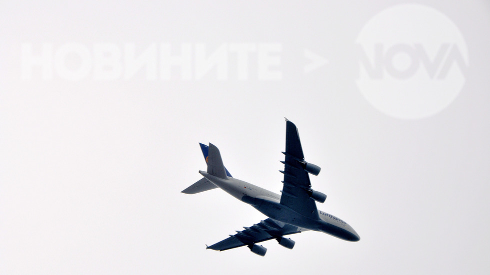 Кацането в София на най-големият пътнически самолет в света!