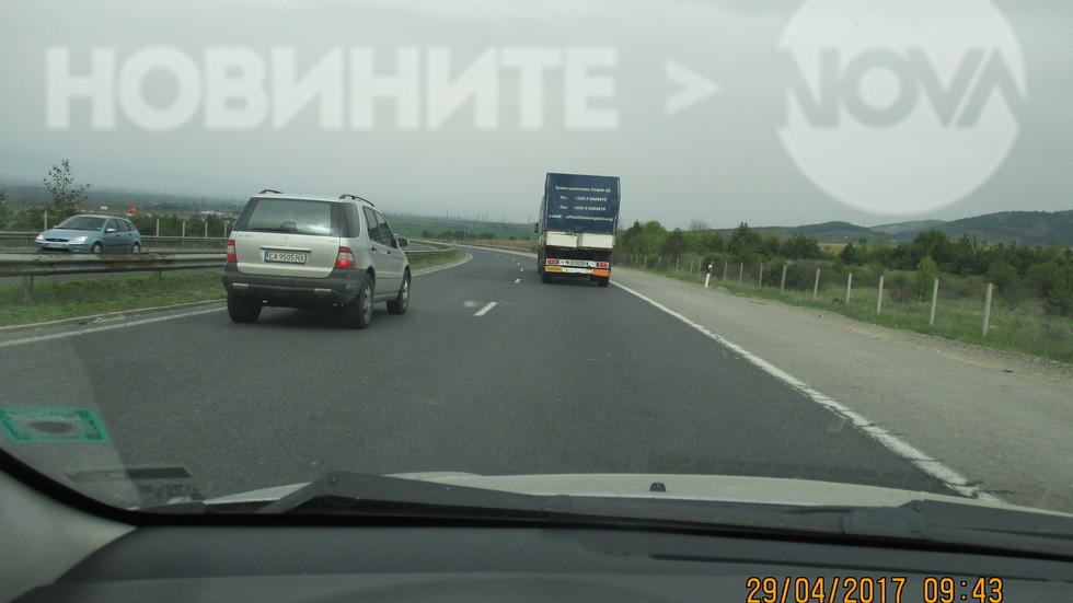 Само в България ТИР-овете се движат по пътищата