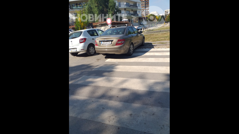 Паркиране на пешеходна пътека пред училище