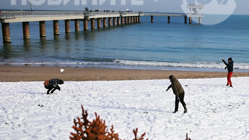 Бой със снежни топки на плажа в Бургас!