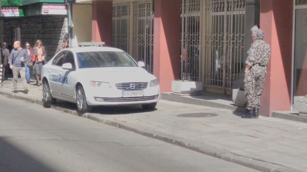 Полицейска кола на тротоара