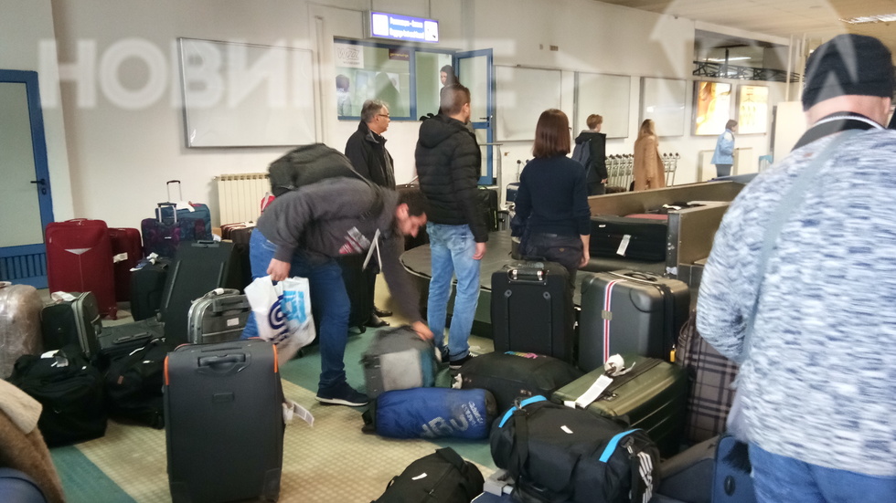 Захвърлени куфари на пристигащи на Терминал 1 на летище София