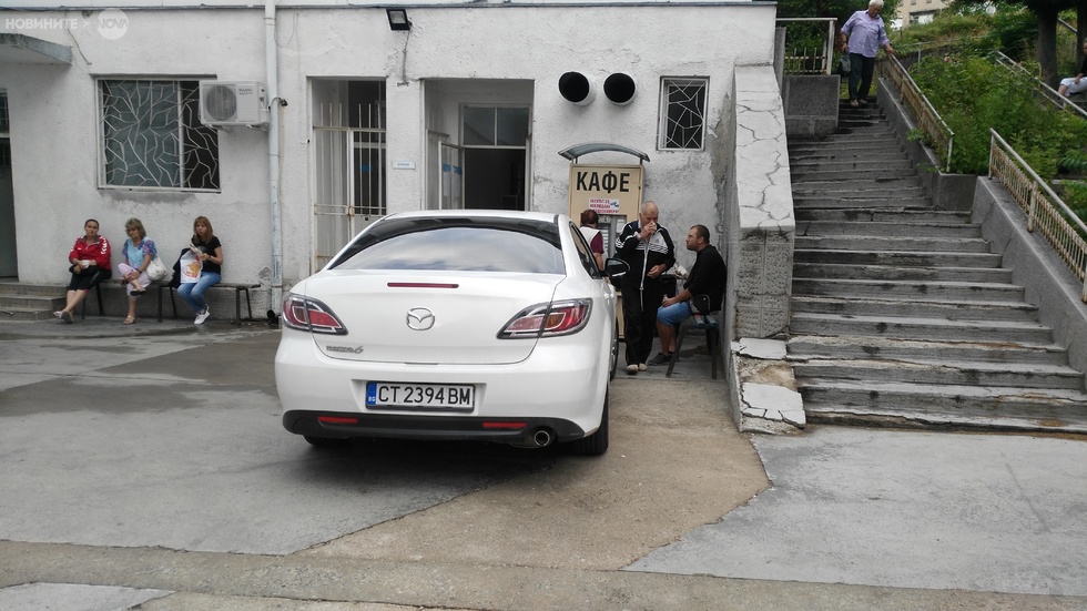 Нагло паркиране в онкоцентъра в Стара Загора
