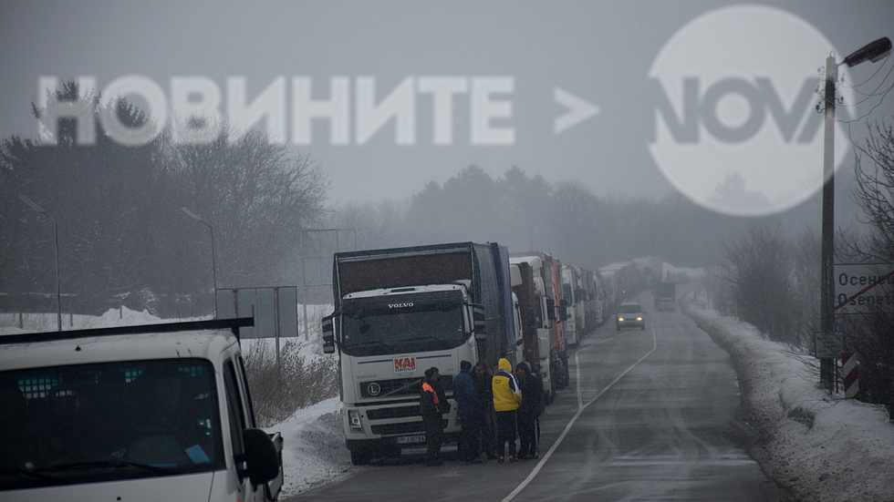 Колона от над 2 км спрени тирове при с. Осенец