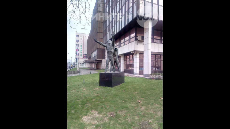 Статуя пред българското посолство в Берлин