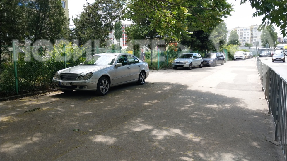 Да паркираш на оградения тротоар пред 153 училище в София