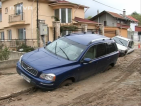 Цяло денонощие две коли "висят" на разбита улица във Варна