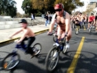 Арестуват голи колоездачи в Чили