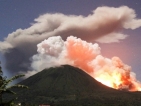 Двойно изригване на вулкан в Индонезия