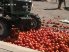 Фермери хвърлят зеленчуци на пътя в знак на протест