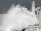 Силен вятър и огромни вълни по Черноморието