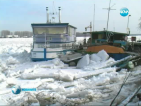 Огромни ледени блокове разрушиха пристанището в Силистра