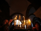 Вярващите се събраха за запалването на Благодатния огън