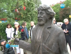 Откриха паметник на Радой Ралин близо до дома му в София