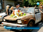 Американец погреба почетно стария си автомобил