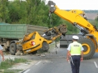 Петима загинаха при челен удар на кола и камион в Ситово