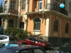 Тежък парапет падна върху паркирани коли в Сливен