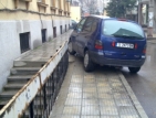 Неправилно паркиране пред съда в Хасково