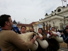 Гайди, хора, трактори и прасенца в подкрепа на Борисов