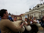 В подкрепа на Борисов: Стотици хора, трактори и прасета пред НС