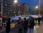 Протестиращи хапнаха пица и поискаха оставката на президента