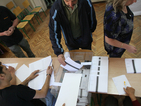 Задържаха мъж за купуване на гласове