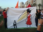 Дамата в червено - протестът в Турция намери своя символ