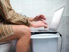 Интернетът избутва вестниците от … тоалетната