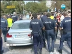 Депутатска кола проби кордона на протестиращите