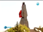 Паметникът на „Альоша” осъмна с червено наметало