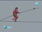 Акробат ходи по въже със завързани очи и танцува над Великата китайска стена