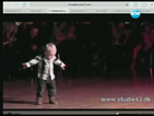 2-годишен малчуган танцува рок